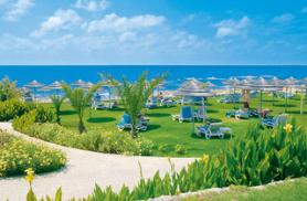Kyperský hotel St. George & Golf Resort se zahradou