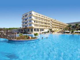 Bazén u hotelu Acapulco Resort Convention, Kyrenia