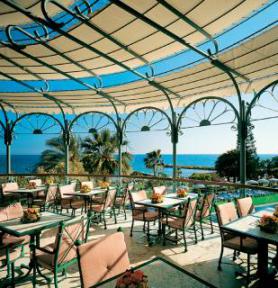 Kyperský hotel Amathus Beach s terasou