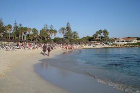 Kyperské letovisko Ayia Napa s pláží Nissi beach