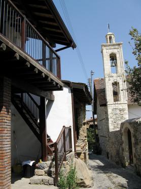 Kyperská vesnička Kakopetria s uličkou