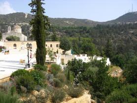 Okolí kyperského kláštera Agios Neophytos
