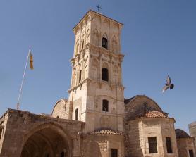 Kyperské město Larnaca s kostelem
