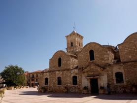 Kyperské město Larnaca s dalším kostelem
