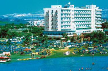 Kyperský hotel Lordos Beach u moře
