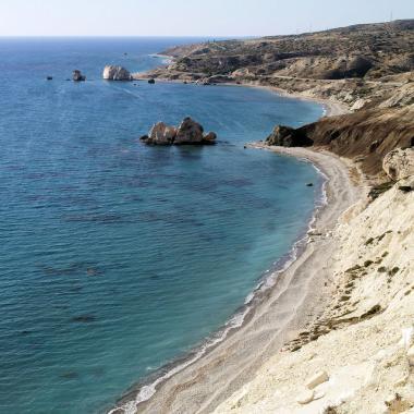 Kyperské pobřeží s místem Pétra tou Romioú