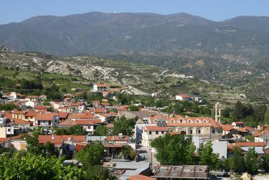 Pohled na městečko Ómodos na Kypru