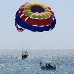 Ostrov Kypr a parasailing